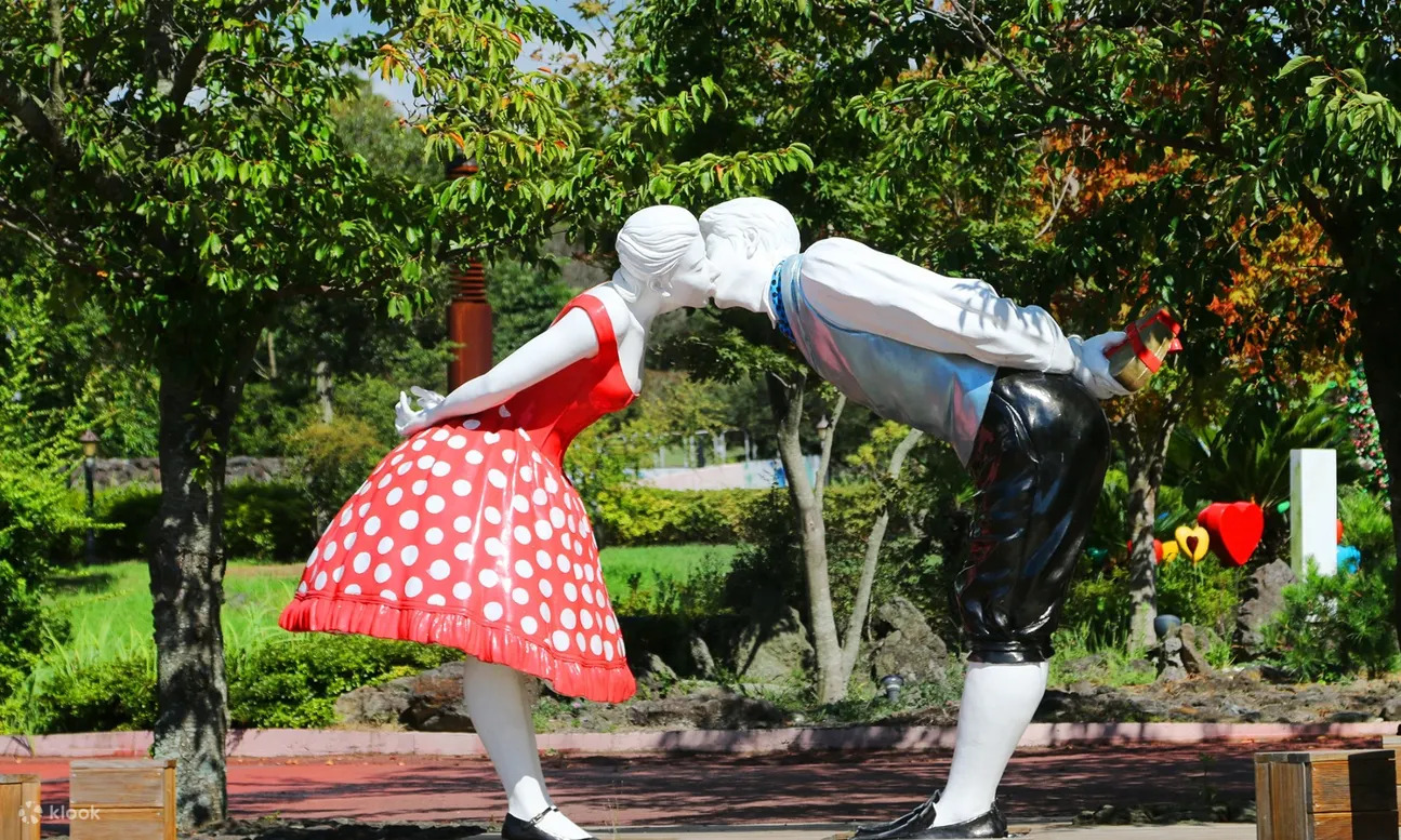 Jeju-Loveland-Kissing-Statue