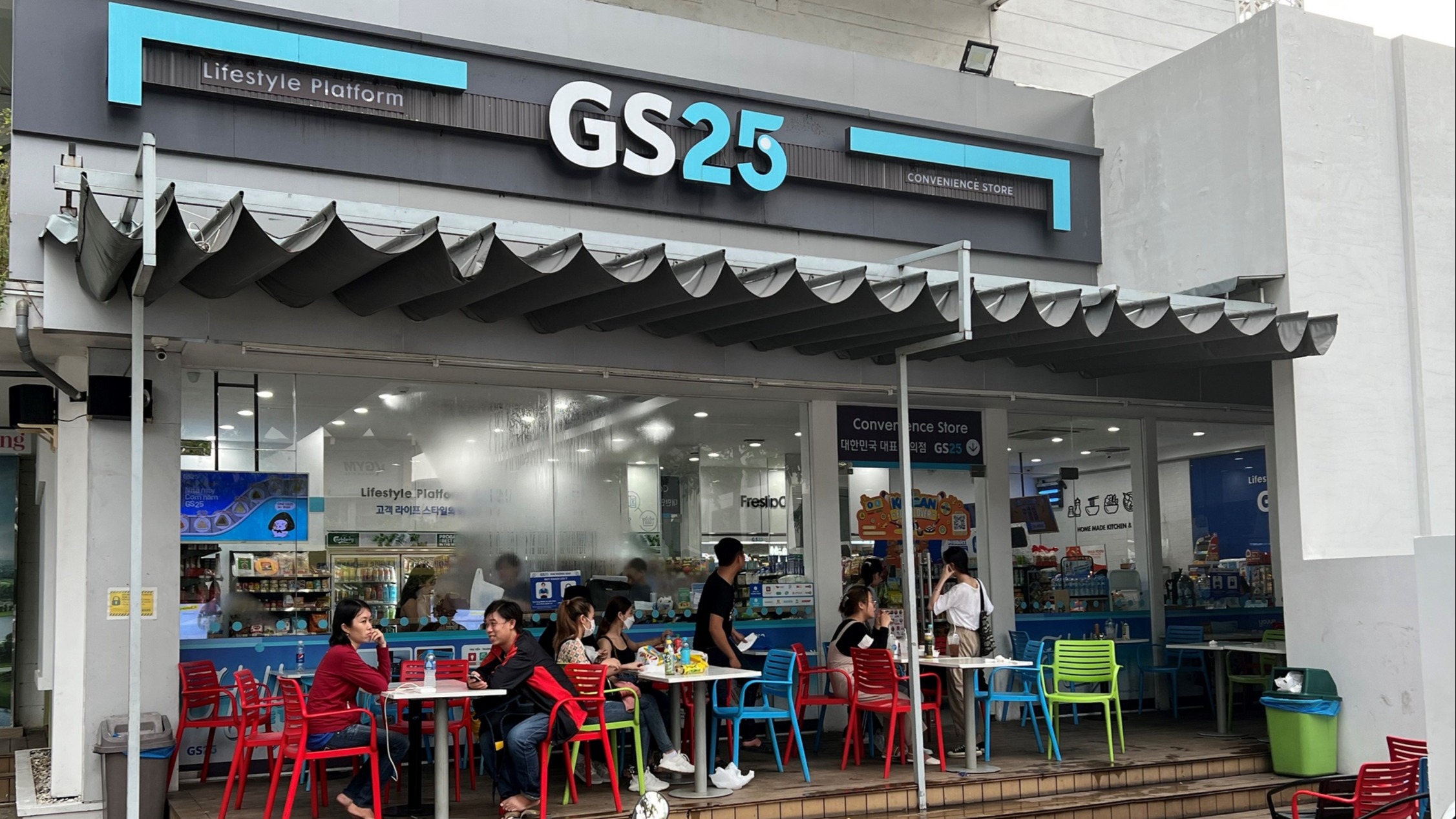 GS25-Korea-Convenience-Store-Outside