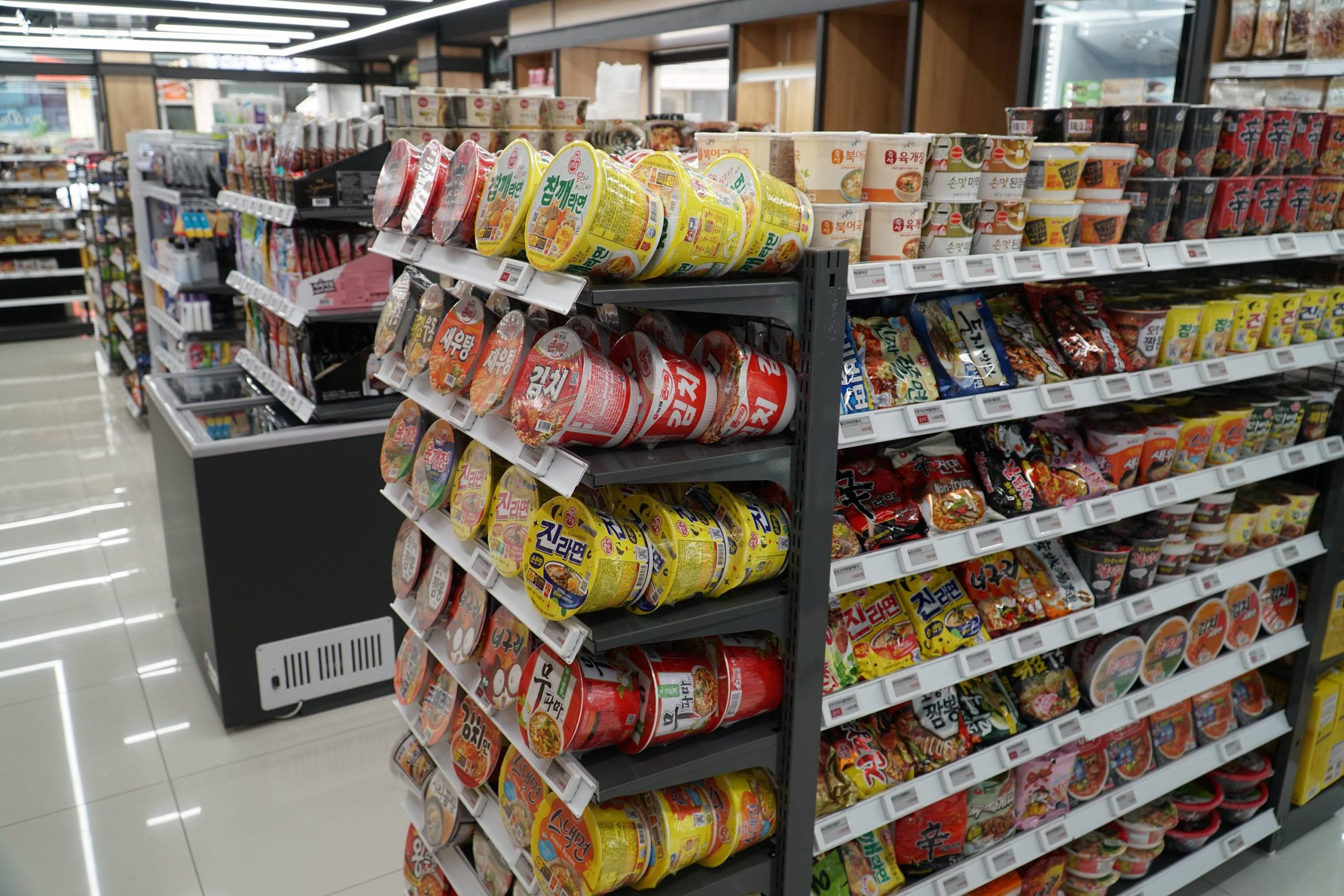 Korea-Convenience-Store-Instant-Noodles